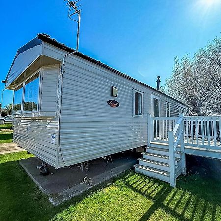 Great 6 Berth Caravan With Decking At Manor Park In Hunstanton Ref 23017B Exterior foto